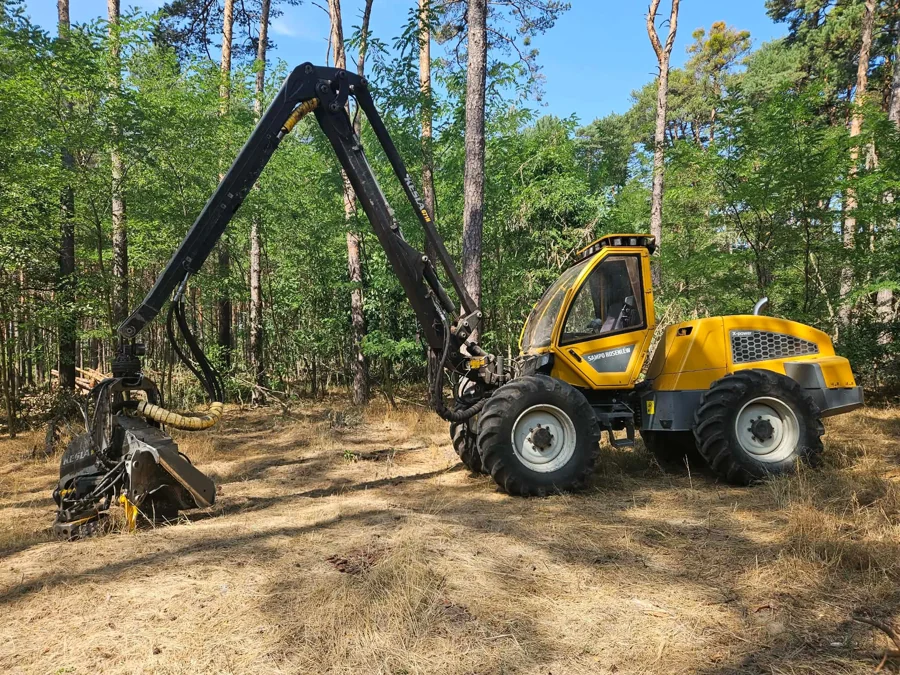 Harvester pri práci v lese